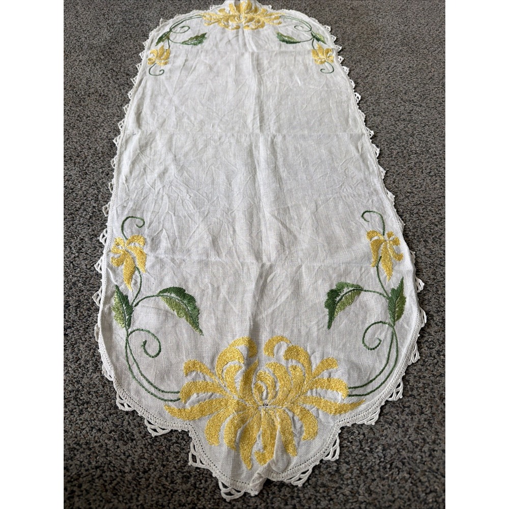 Vtg Lace TrimWhite Linen Table Runner Dresser Scarf Embroidered Yellow Flowers
